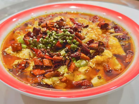 一盆水煮肉片 A bowl of boiled pork slices